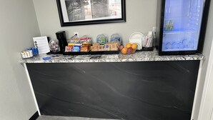 Una encimera de cocina con diversos alimentos y una cafetera.