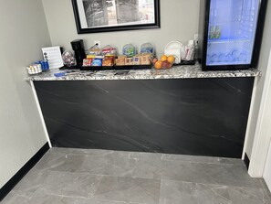 Free daily continental breakfast  - Maple Tree Inn (Lebanon)