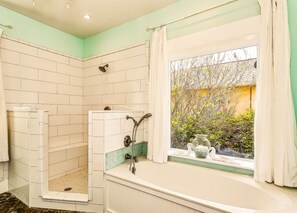 Een bad/douchecombinatie, een haardroger, een bidet, handdoeken