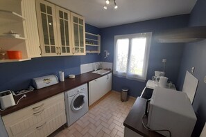 Fridge, microwave, oven, stovetop - Quiet gite with garden 300 m from Le Guichet rer station (Orsay)
