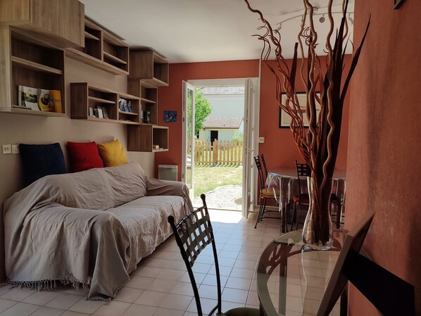 TV - Quiet gite with garden 300 m from Le Guichet rer station (Orsay)