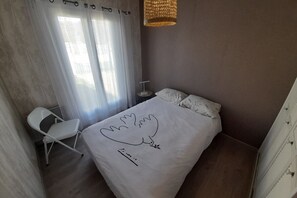 2 bedrooms, iron/ironing board, WiFi, bed sheets