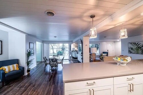 Condo with Lakefront View. 3 Bedroom, Large entertaining space with Dock / Slip!