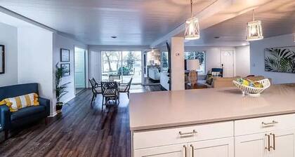 Condo with Lakefront View. 3 Bedroom, Large entertaining space with Dock / Slip!