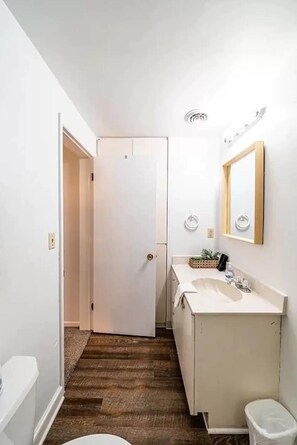 Combined shower/bathtub, hair dryer, towels, soap