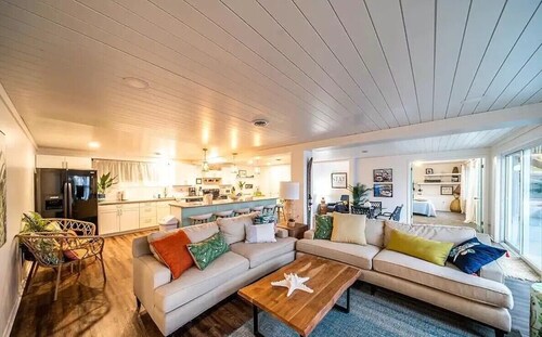 Condo with Lakefront View. 3 Bedroom, Large entertaining space with Dock / Slip!