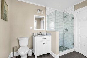 تجهيزات دش، مناشف، ورق حمّام