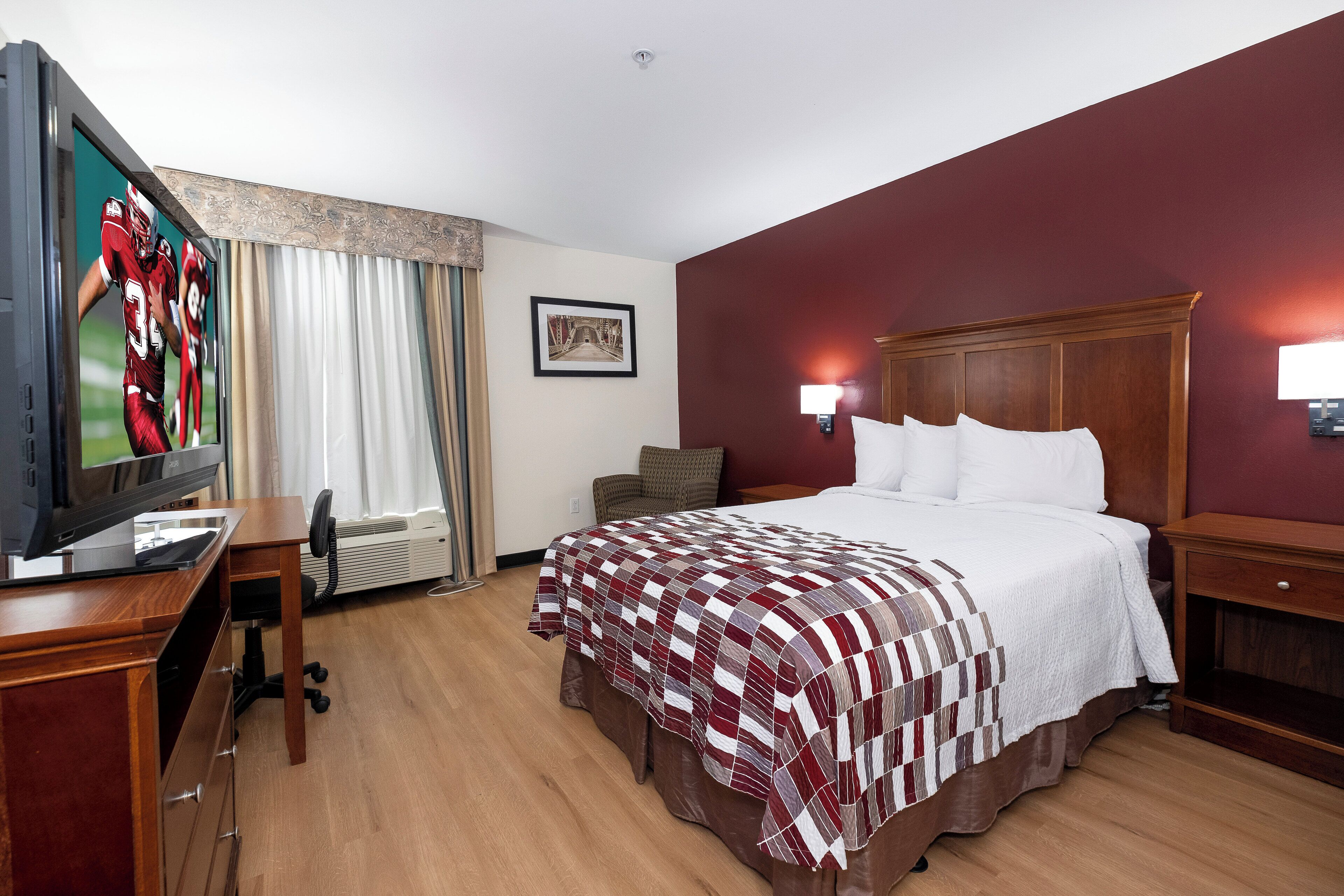 Deluxe Room, 1 King Bed, Accessible, Non Smoking | Down comforters, desk, iron/ironing board, free WiFi