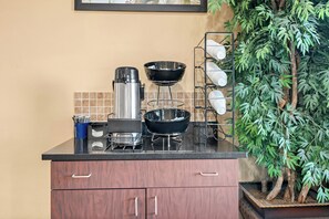 A kitchen with a coffee maker, a black bowl, and a plant. - Red Roof Inn & Suites Houma (Houma)