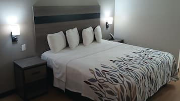 Edredons de pluma, escrivaninha, ferros/tábuas de passar roupa