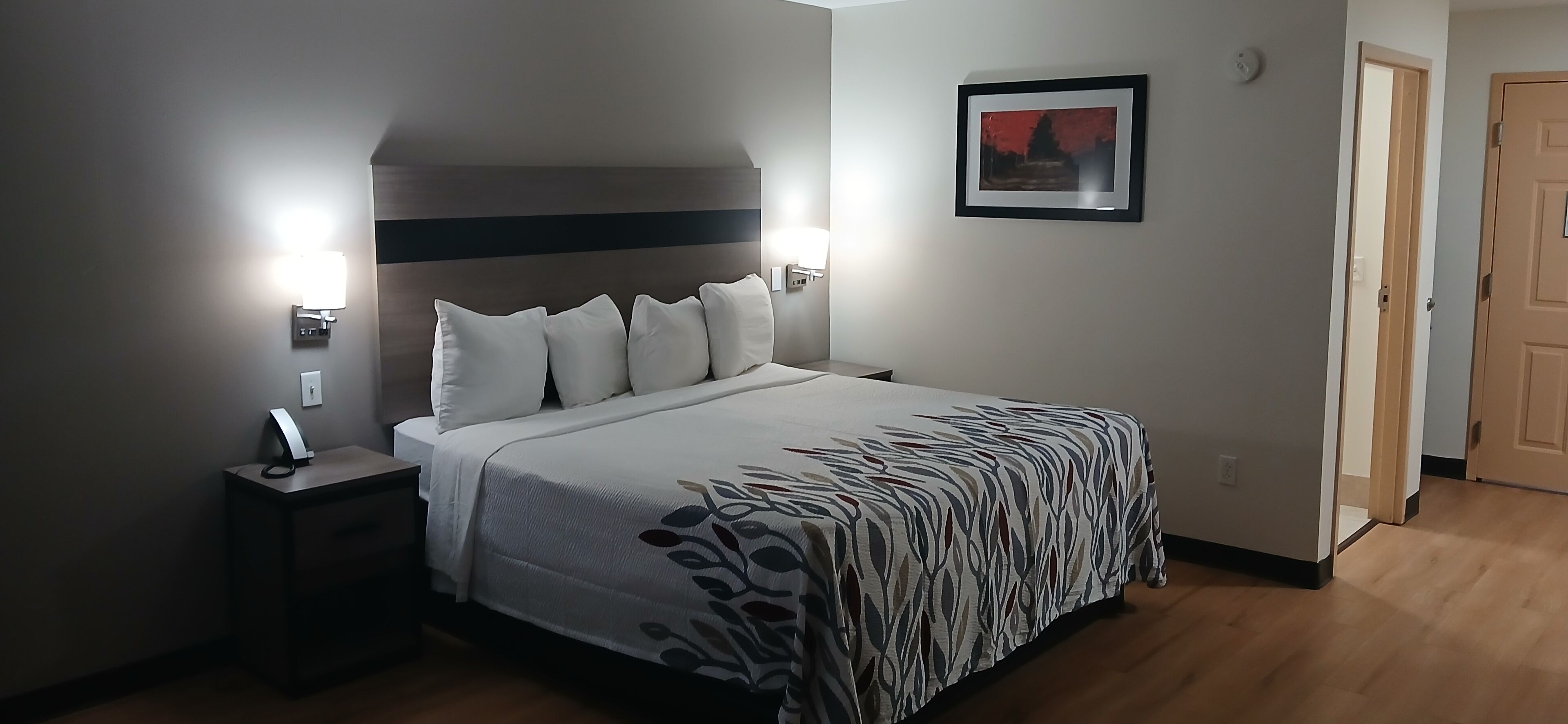 Svit - 1 kingsize-säng - icke-rökare | Duntäcken, skrivbord, strykjärn/strykbräda och gratis wi-fi