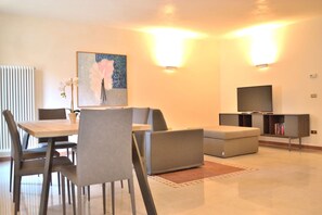 Dining - DARK PORCH DELUXE APARTMENT - HISTORIC CENTER (Treviso)