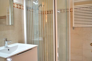 Bathtub, hair dryer, bidet, towels - DARK PORCH DELUXE APARTMENT - HISTORIC CENTER (Treviso)