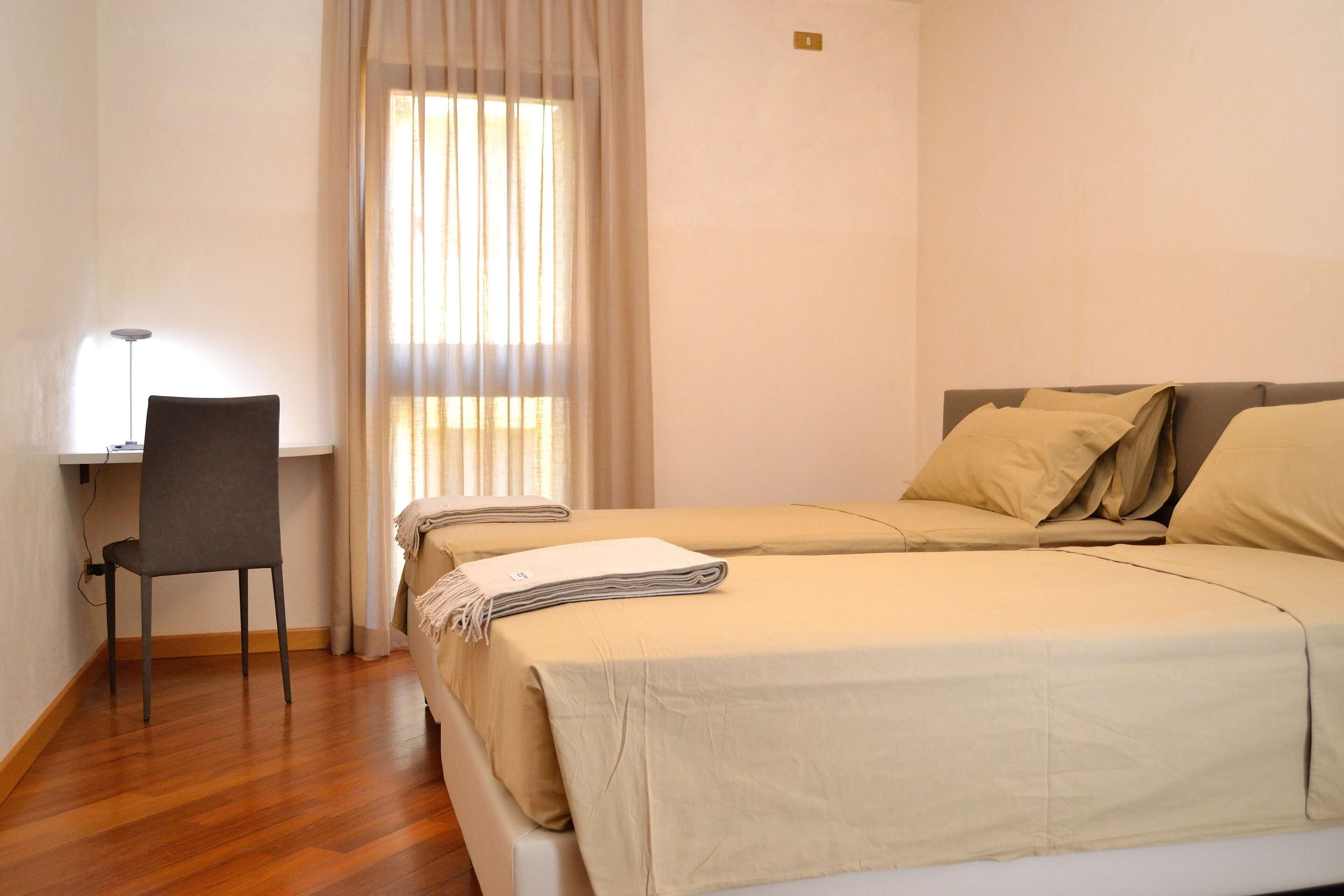 2 chambres, coffres-forts dans les chambres, fer et planche à repasser