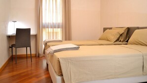 A room with a bed, a desk, and a chair. - DARK PORCH DELUXE APARTMENT - HISTORIC CENTER (Treviso)