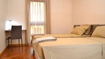 2 chambres, coffres-forts dans les chambres, fer et planche Ă repasser