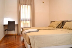 2 soverom, safe på rommet, strykejern/-brett og reiseseng for barn