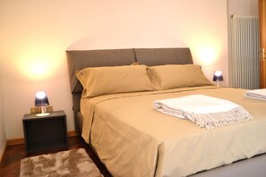 2 bedrooms, in-room safe, iron/ironing board, travel cot - DARK PORCH DELUXE APARTMENT - HISTORIC CENTER (Treviso)