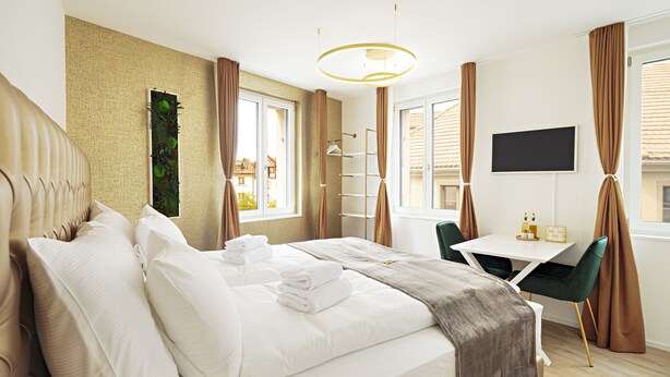 Una habitación de hotel con una cama, un escritorio y un televisor.