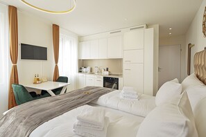 Premium bedding, down comforters, pillowtop beds, desk - VISIMO Apartments St. Gallen Mühlensteg - Elegant. Quiet. Central (St. Gallen)