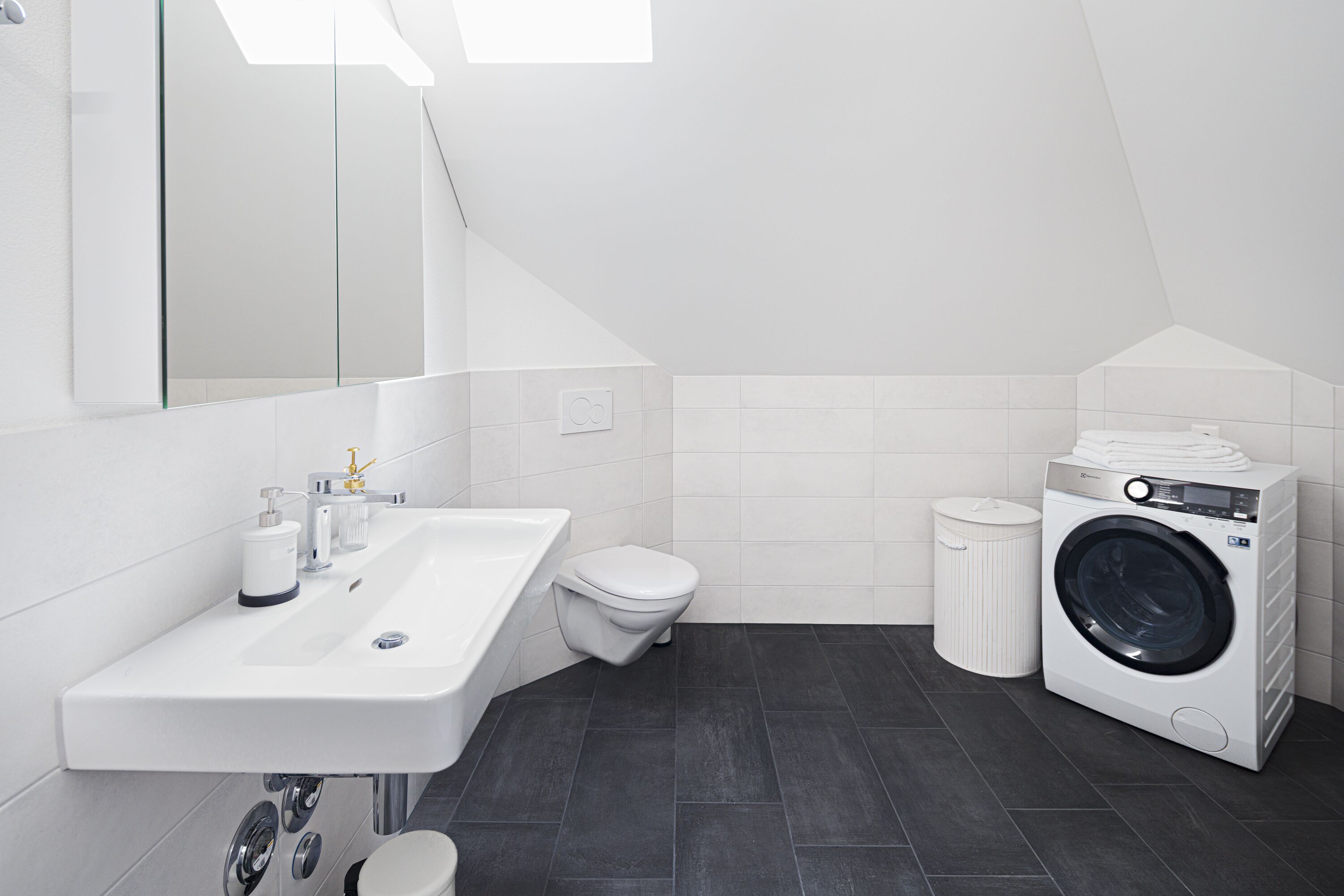 Luxury Studio 45m2 | Bathroom | Shower, rainfall showerhead, hair dryer, towels