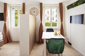 Luxury Studio 45m2 | In-room dining