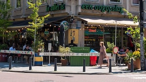 A building with a restaurant named "een aogopslag" and a sign that says "BAZAR".