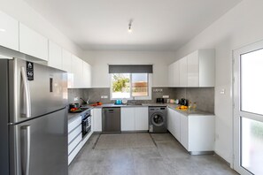 Een koelkast, een magnetron, een oven, een vaatwasser
