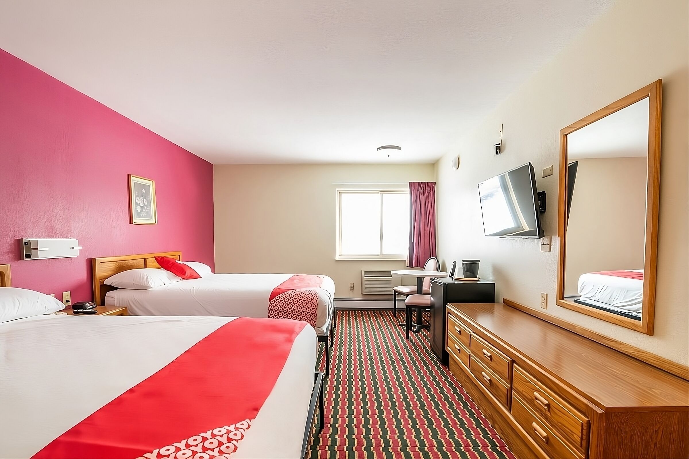 Vacation Starts Here! 4 Convenient Units, Free Parking, Pets Are Welcome!