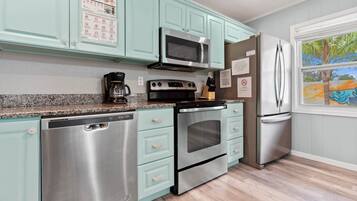 Een koelkast, een koffiezetapparaat/waterkoker