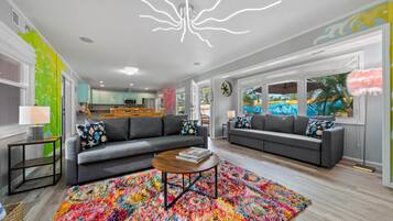 Een televisie en een open haard