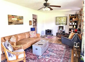 Una Smart TV, una chimenea, videojuegos, un futbolín