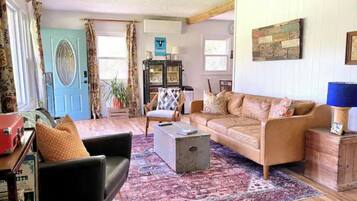 TV connectée, cheminée, jeux vidéo, baby-foot