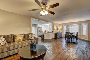 Una Smart TV, un futbolín