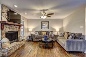 Una Smart TV, un futbolín