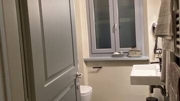 Ducha, secador de pelo, bidet, toallas