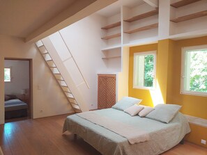 3 bedrooms, desk, WiFi, bed sheets