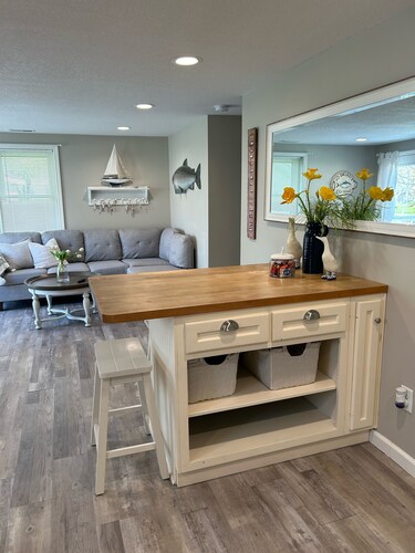 Cheerful Cottage Nestled on Beautiful Witmer Lake