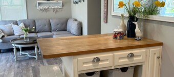 Cheerful Cottage Nestled on Beautiful Witmer Lake