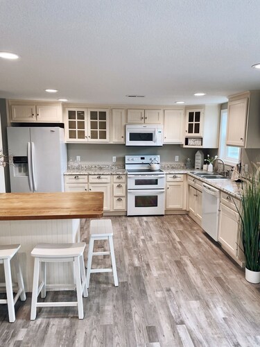 Cheerful Cottage Nestled on Beautiful Witmer Lake