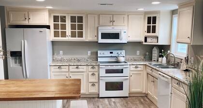 Cheerful Cottage Nestled on Beautiful Witmer Lake