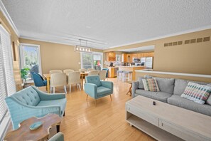 TV - Lakeside HOLIDAY Getaway for the WHOLE family! (Linn Creek)