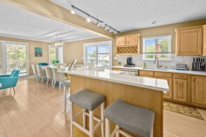 Fridge, microwave, oven, stovetop - Lakeside HOLIDAY Getaway for the WHOLE family! (Linn Creek)