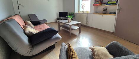 Een smart-tv en boeken