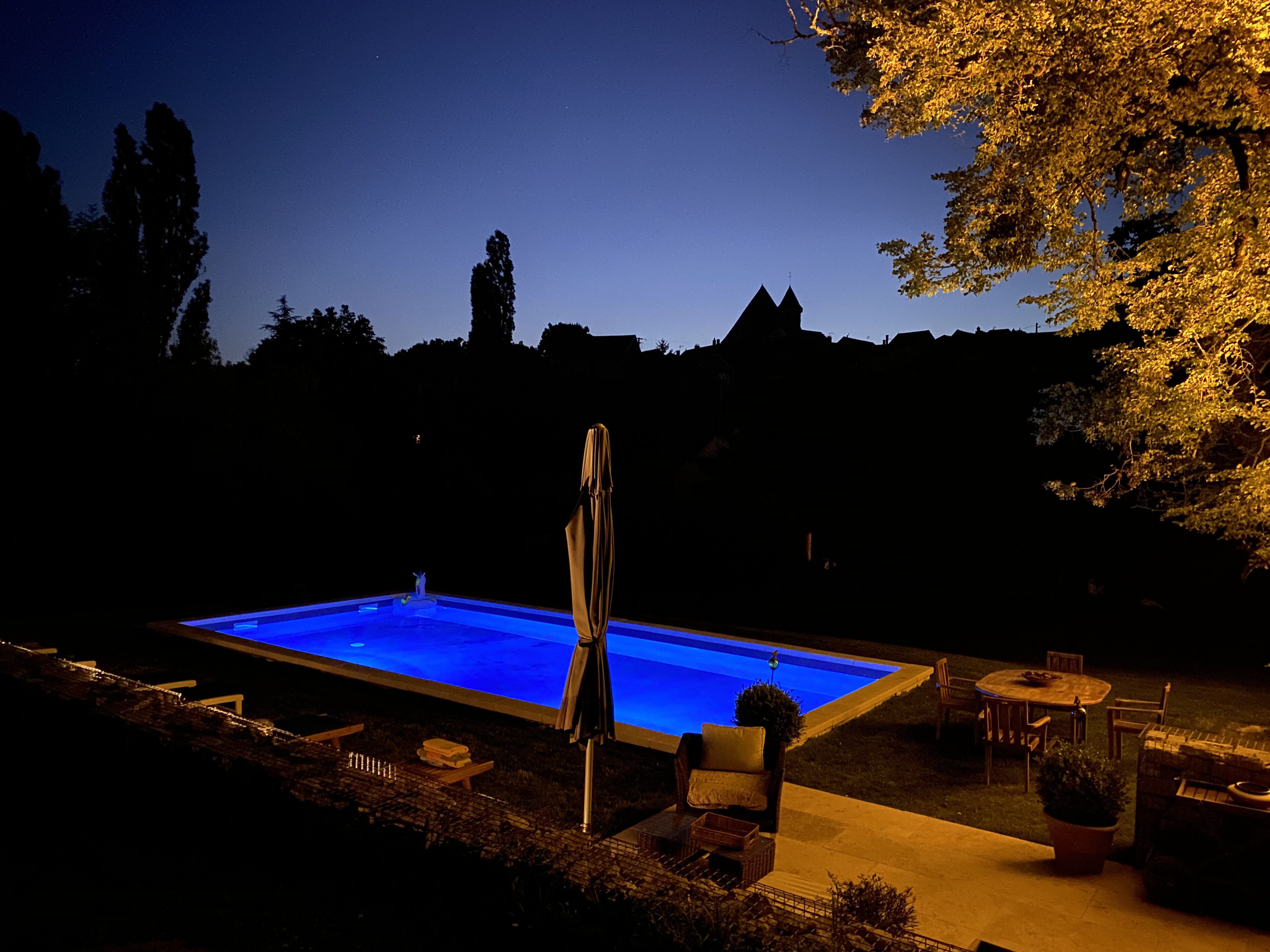 Hồ bơi ngoài trời phục vụ theo mùa, dù/ô trên bãi biển/hồ bơi 