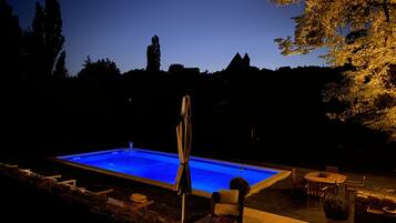 Piscine extérieure (ouverte en saison), parasols de plage