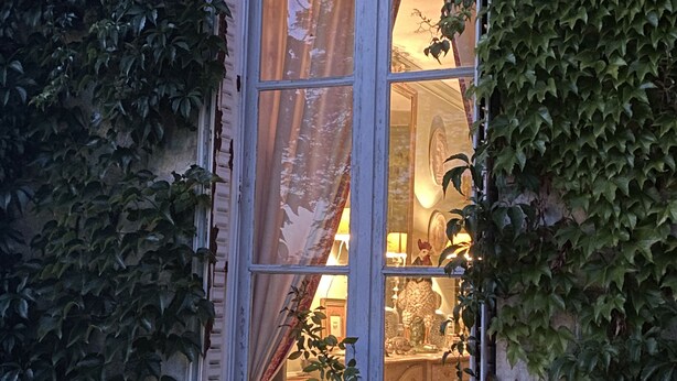A window with a curtain, surrounded by ivy and flowers. - Manoir De La Croix Saint Louis (Les Hauts de Forterre)