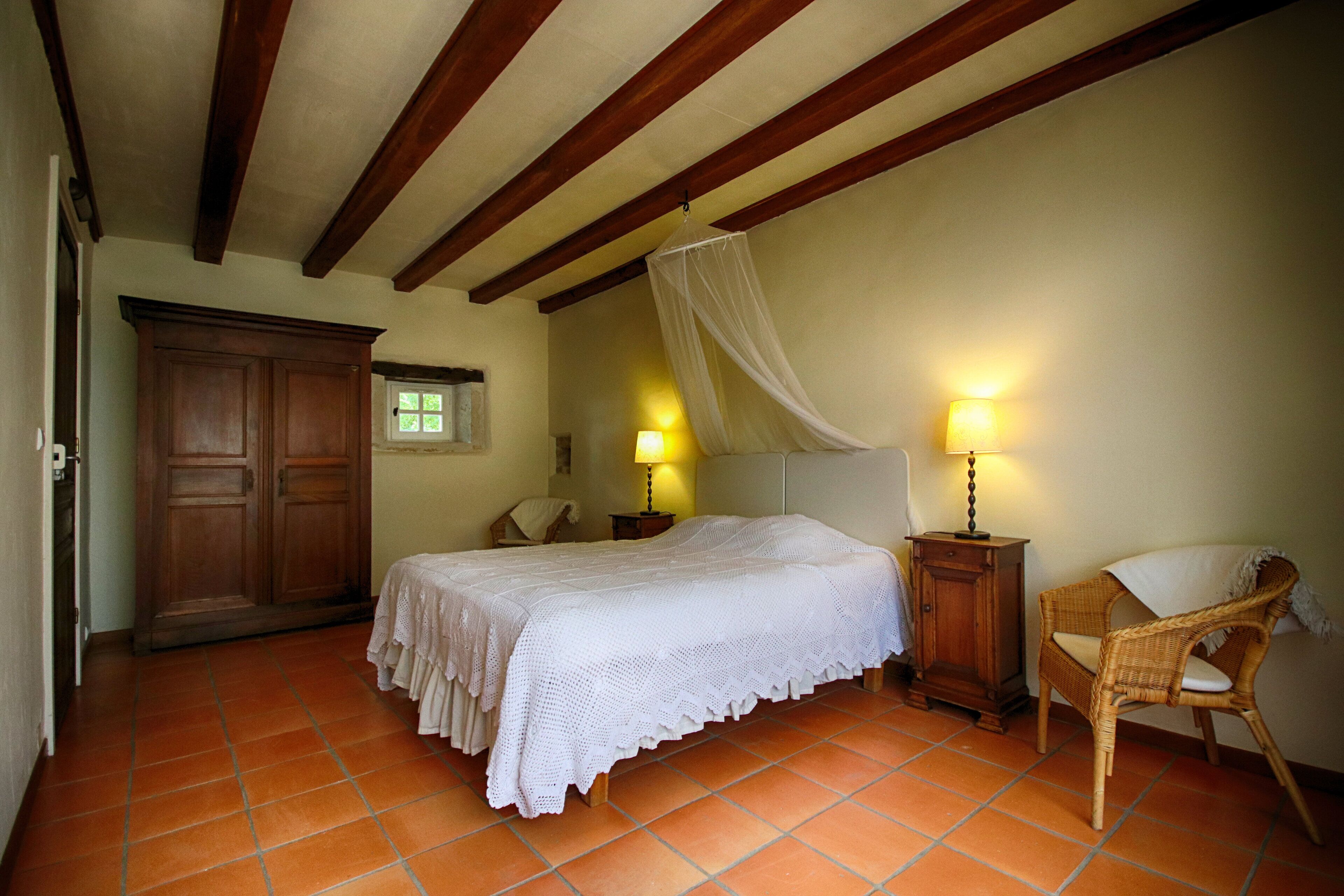 Spacious Cottage With Comfort And 2 Terraces On Quiet Estate - Lot