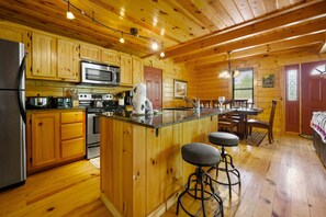 Coffee/tea maker, electric kettle, highchair, blender - New Listing Discounts! 3 Kings Cabin -  15 minutes to Gatlinburg (Gatlinburg)