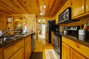 Coffee/tea maker, electric kettle, highchair, blender - New Listing Discounts! 3 Kings Cabin -  15 minutes to Gatlinburg (Gatlinburg)